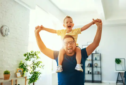 Haus-Familie-Wohnen-Serie-19-21 Kind sitzt auf Vaters Schultern.