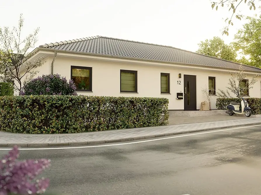 Blick von der Straße im Weitwinkel auf den Bungalow 131 mit Walmdach in Anthrazit